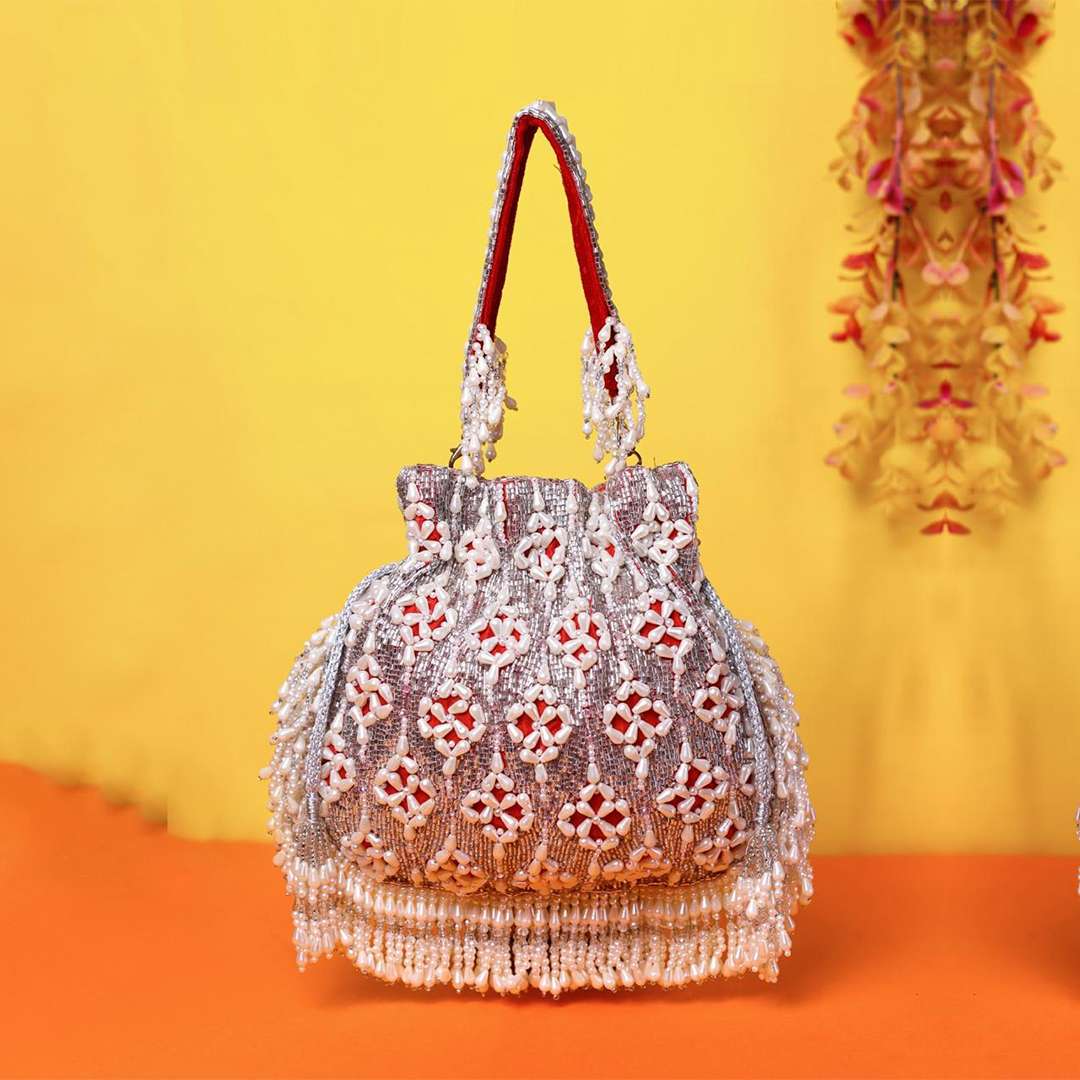 Amyra Potli – Fashion That’s Out of This World (2)