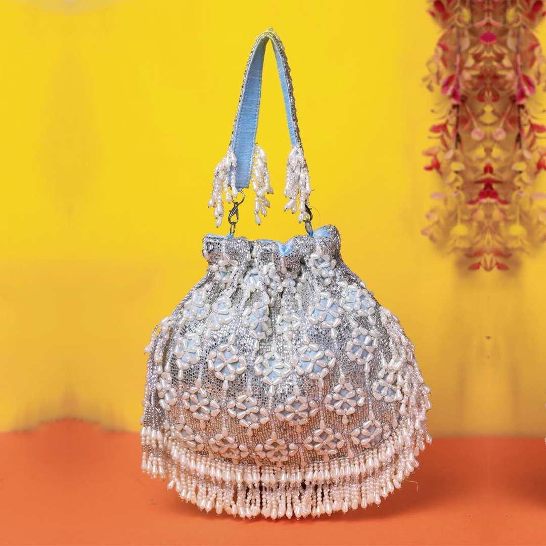 Amyra Potli – Fashion That’s Out of This World (3)